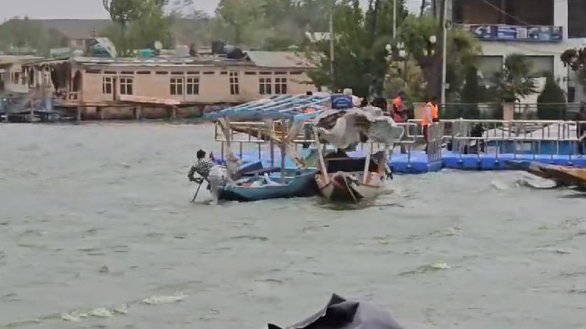 कश्मीर में अचानक बदला मौसम, तेज हवाओं से कई जिलों में घरों-दुकानों को नुकसान, IMD ने जारी किया भारी बारिश का अलर्ट