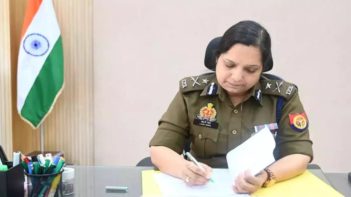 नोएडा में फैक्ट्री लेबर विवाद पर हालात सामान्य, 7 पर FIR दर्ज, कमिश्नर लक्ष्मी सिंह ने की शांति की अपील