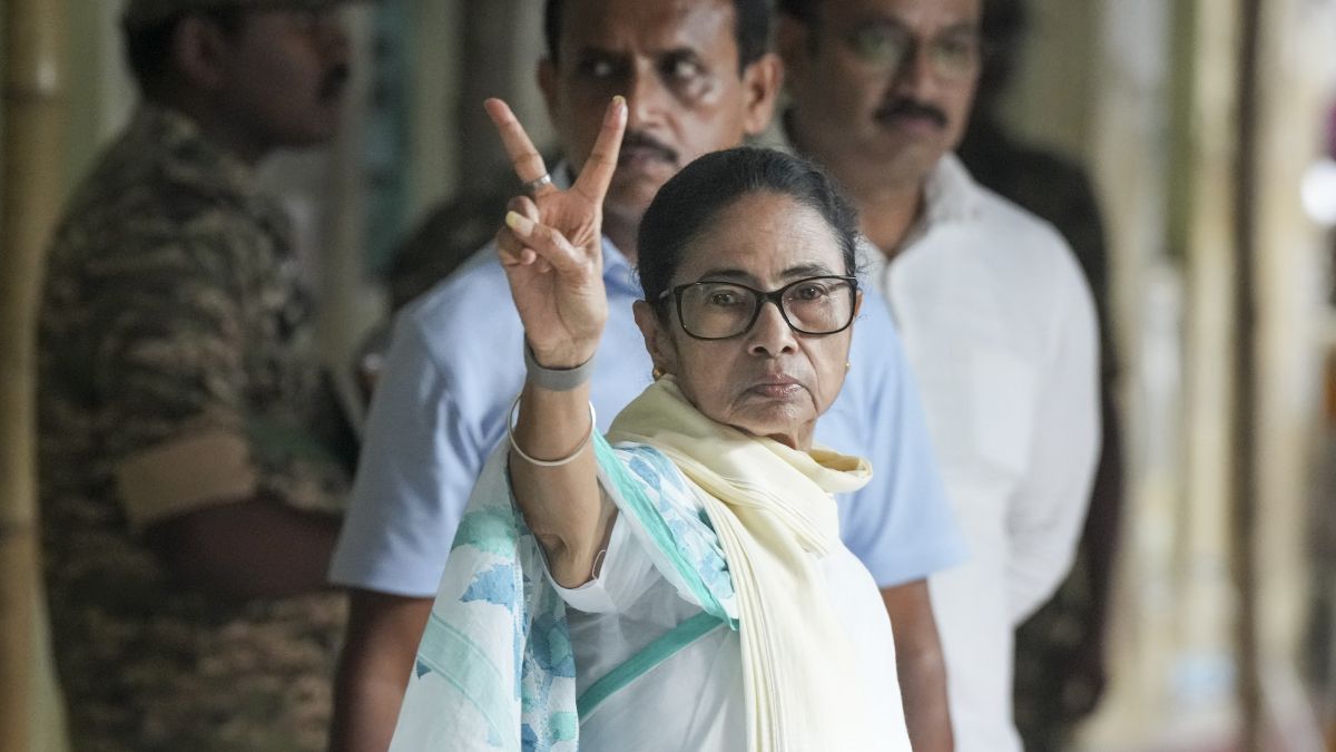 भवानीपुर स्ट्रॉन्ग रूम पहुंचीं ममता बनर्जी, EVM से छेड़छाड़ के आरोप; कोलकाता में TMC-BJP में टकराव