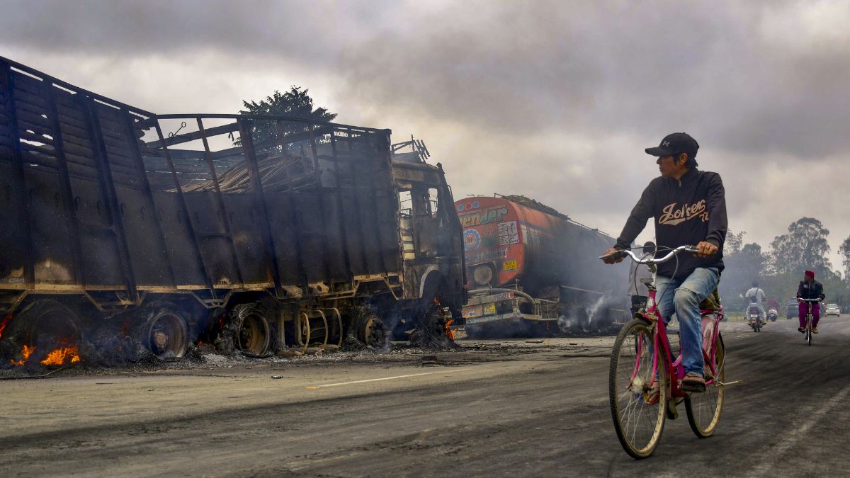 मणिपुर में 2 मासूम बच्चों की हत्या के बाद हालात तनावपूर्ण, ट्रकों में लगाई आग, 5 जिलों में इंटरनेट बंद