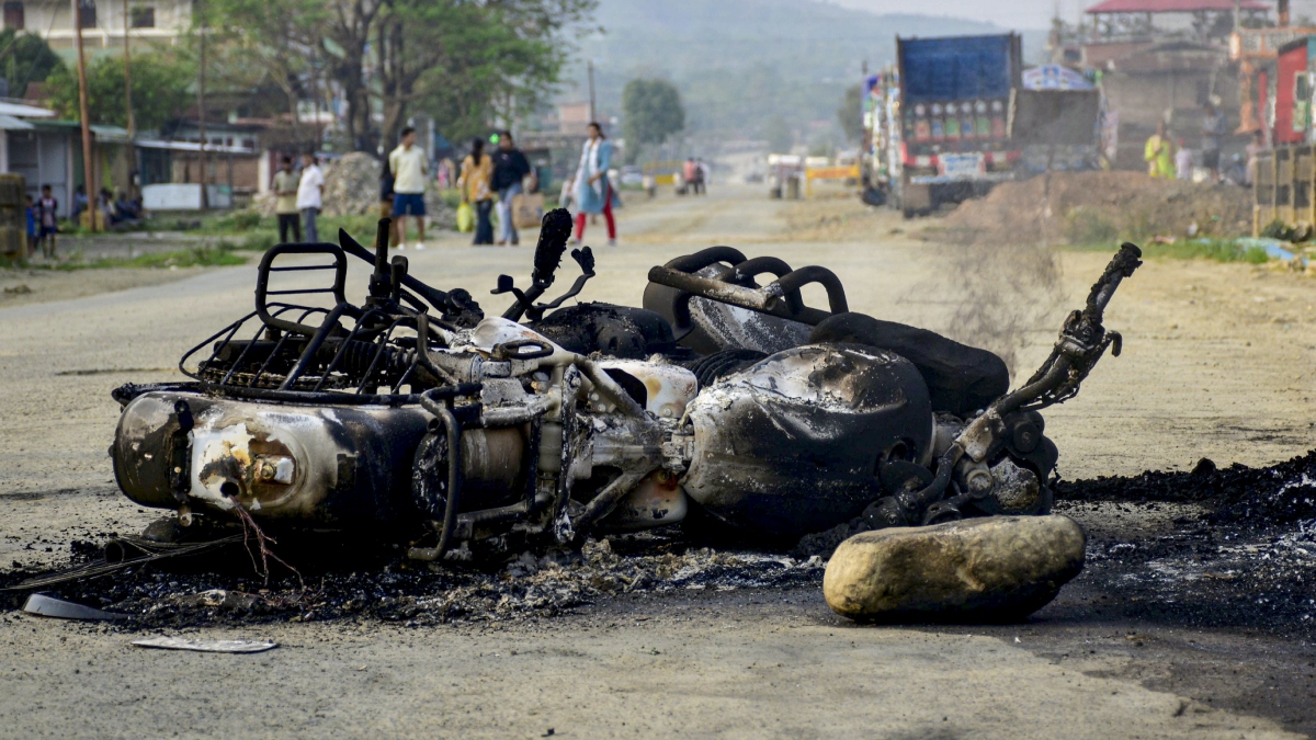 मणिपुर के उखरुल में गोलीबारी, 3 की मौत, 5 घायल, कई घर जलाए गए