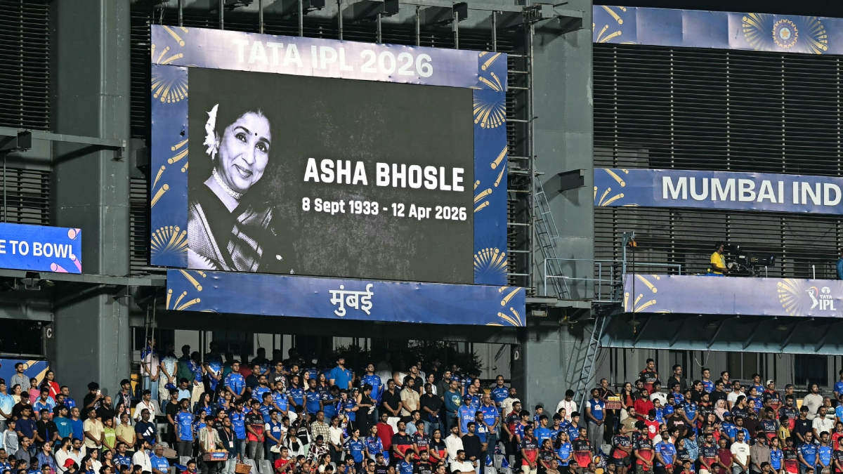आशा भोसले के निधन पर दोनों टीमों के प्लेयर्स ने मौन रख दी उन्हें श्रद्धांजलि, काली पट्टी बांधकर उतरे खेलने