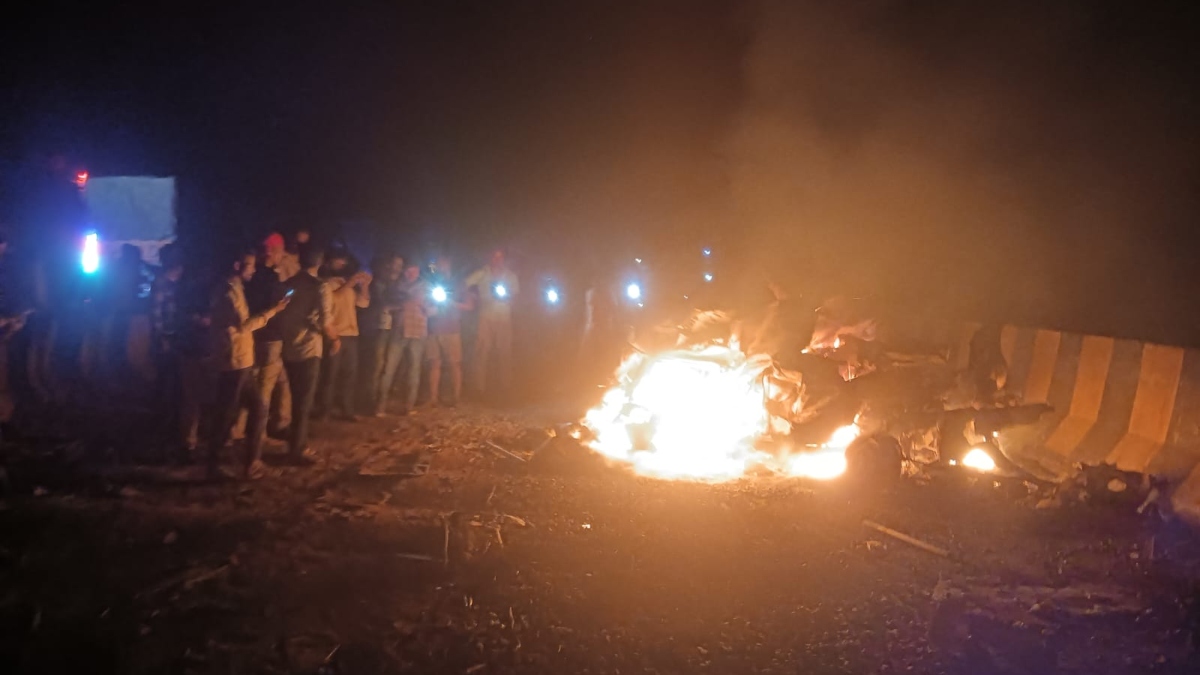 मिर्जापुर में दहलाने वाला हादसा: ट्रक ने कई गाड़ियों को मारी टक्कर, कार में आधा दर्जन लोगों के जिंदा जलने की आशंका