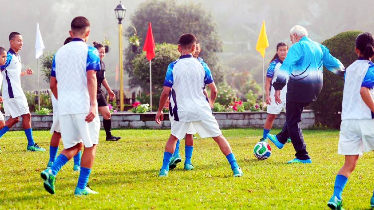 पीएम मोदी ने खेला फुटबॉल, गोल करने के बाद किया सेलिब्रेट, देखें तस्वीरें