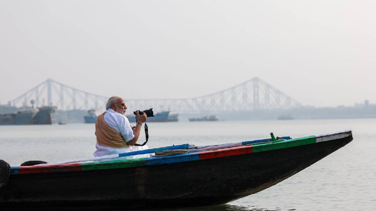 Pics: हाथ में कैमरा और नाव पर सवारी, पीएम मोदी ने खींची विद्यासागर सेतु व हावड़ा ब्रिज की तस्वीरें