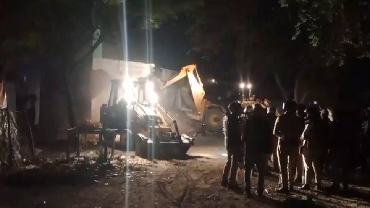 यूपीः लखनऊ में बुलडोजर से जमींदोज की गई मस्जिद, रात में भारी सुरक्षा के बीच किया गया ध्वस्त