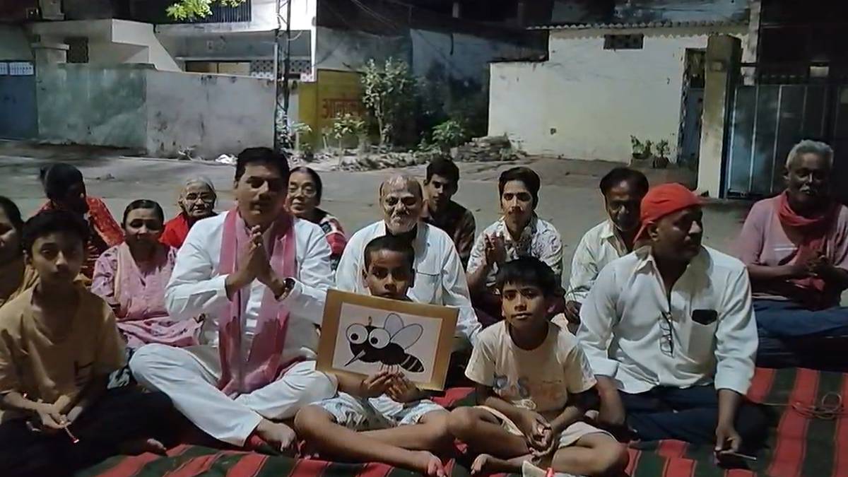 यूपीः मच्छरों से परेशान जनता ने पढ़ी 'मच्छर चालीसा', कानपुर में लोगों का अनोखा प्रदर्शन; प्रशासन पर गंभीर आरोप