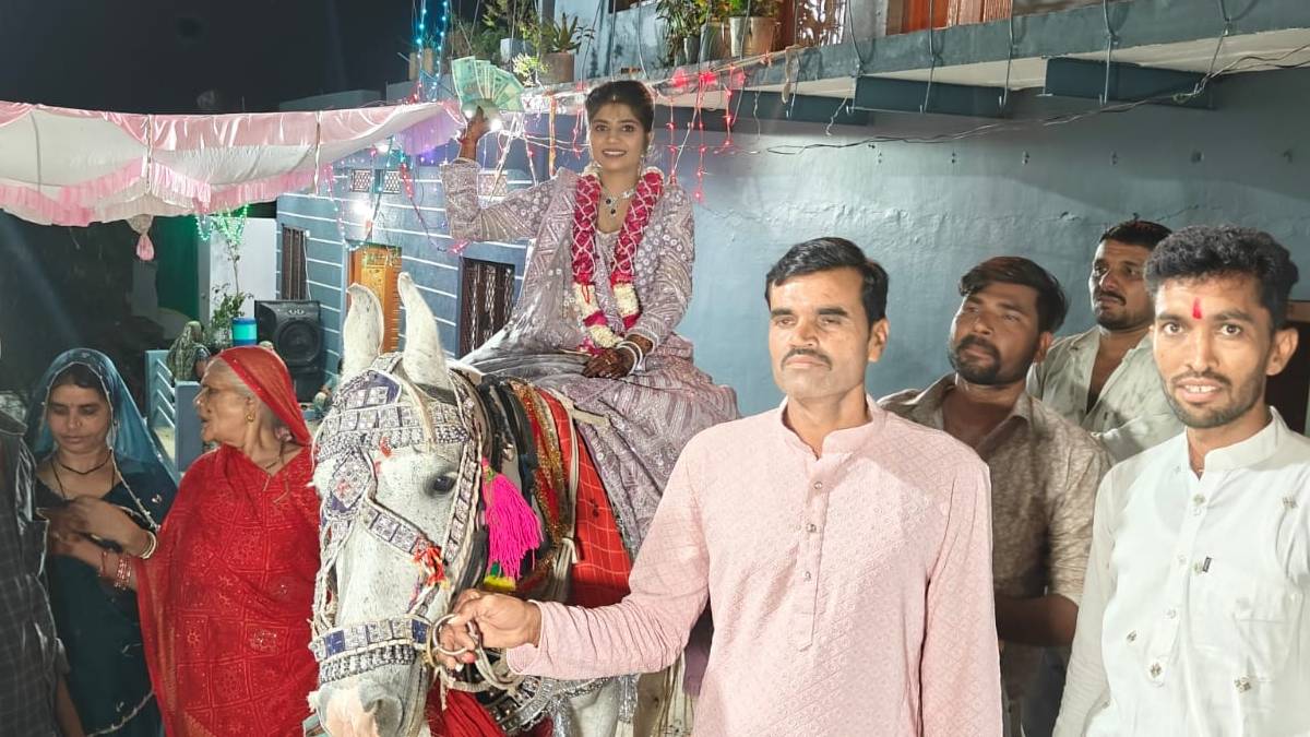 घोड़ी पर बिठाकर पिता ने दुल्हन बेटी की निकाली बिंदौरी, रिश्तेदारों संग किया डांस, बोला- लाडो को बेटे से बढ़कर पाला