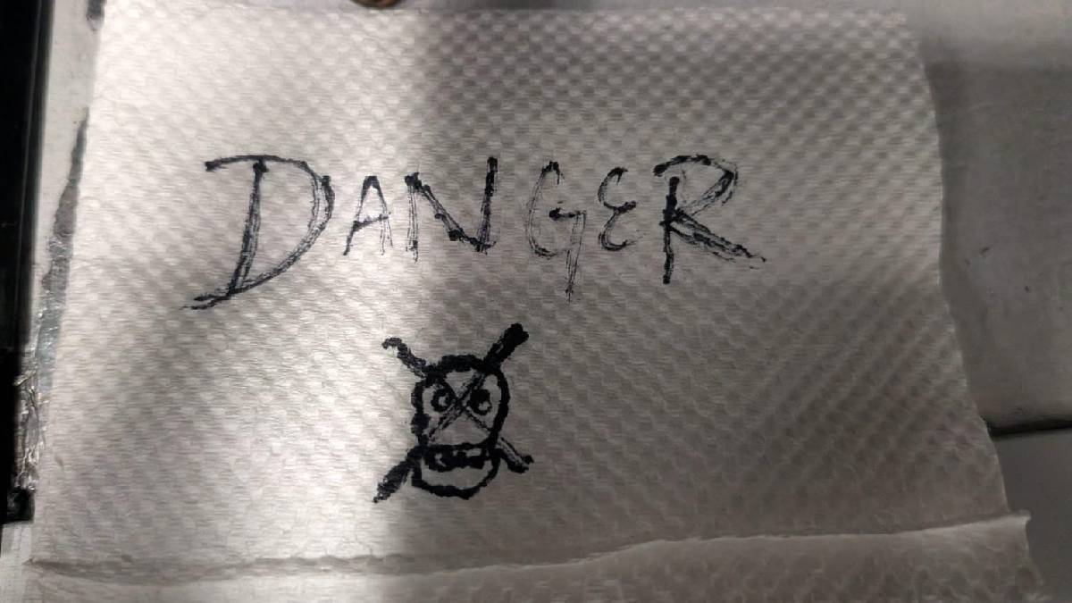 मुंबई एयरपोर्ट पर इंडिगो की फ्लाइट के रेस्ट रूम में 'डेंजर' लिखा हुआ टिशू पेपर मिला, सिक्योरिटी अलर्ट जारी