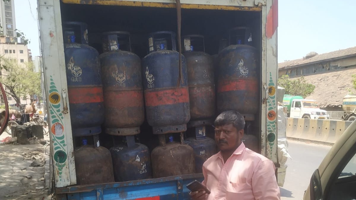 मुंबई: अवैध रूप से स्टोर किए गए 451 LPG सिलेंडर जब्त, कीमत 40.61 लाख रुपये, 8 वाहन भी पकड़े