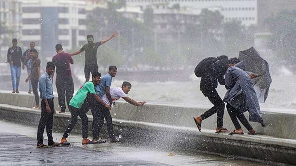 Mumbai Rain: मुंबई में मानसून से पहले हो सकती है इस सीजन की पहली बारिश, जारी हुआ येलो अलर्ट, चलेंगी तेज हवाएं भी