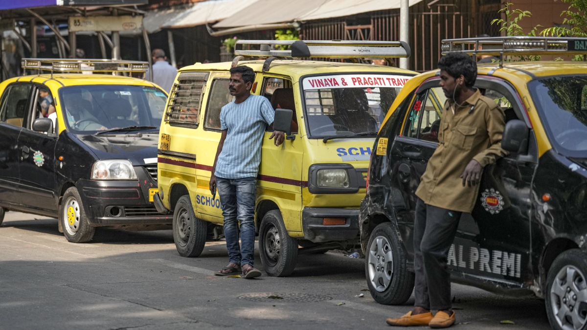 मुंबई में ऑटो रिक्शा और टैक्सी चालकों के लिए मराठी बोलना जरूरी नहीं, सरकार ने 6 महीने के लिए टाला फैसला