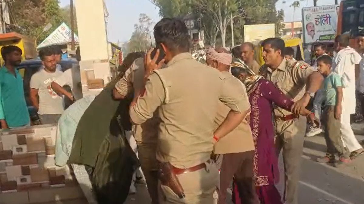 पैसों को लेकर महिलाओं में भिड़ंत, पुलिस के सामने ही की मारपीट; वायरल हुआ वीडियो