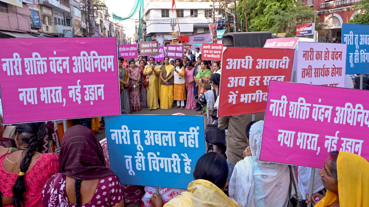 Explainer: महिला आरक्षण कानून आनन फानन में क्यों हुआ लागू, अब आगे क्या होगा, डिटेल्स में समझें