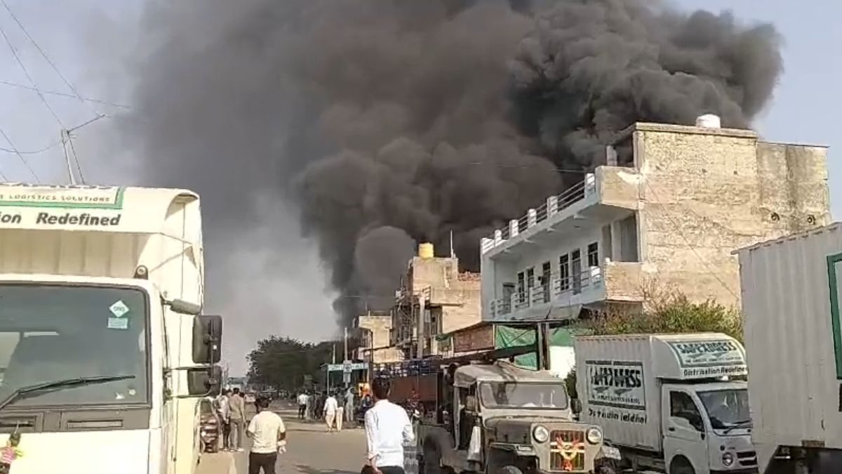 VIDEO: राजस्थान में नीमराना के कबाड़ गोदाम में भीषण आग, जिंदा जले 5 मजदूर