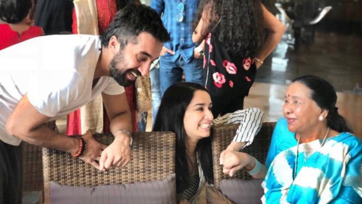 आशा भोसले से क्या है श्रद्धा कपूर का रिश्ता? ताई को आजी कहती थीं एक्ट्रेस, तस्वीरों में झलकता है बेशुमार प्यार