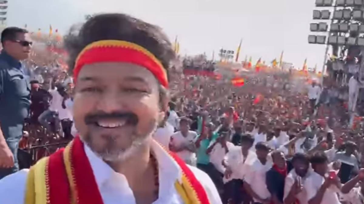 विजय की चुनावी रैली में शादी की फोटो लेकर पहुंचा फैन, देखते ही सुपरस्टार ने मांगी तस्वीर, रिएक्शन वायरल