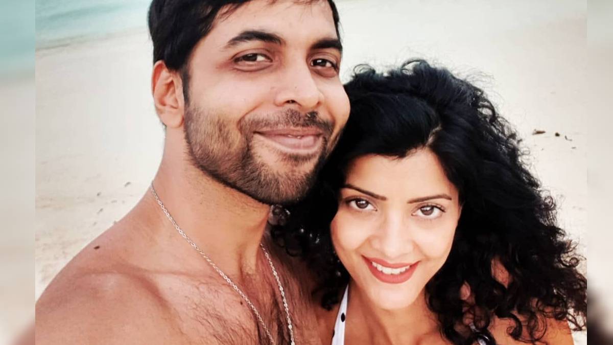 'हथौड़ा त्यागी' की पत्नी को देखा? घुंघराले बाल और प्यारी मुस्कान, खूबसूरती में बॉलीवुड हसीनाओं को देती हैं टक्कर