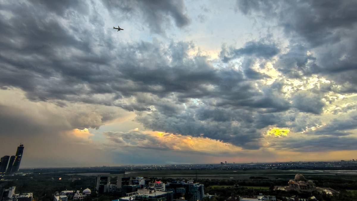 क्या दिल्ली में आज भी होगी बारिश? इस दिन आंधी-तूफान के साथ बरसेंगे बादल, खराब क्यों हो रहा मौसम, जानें वजह