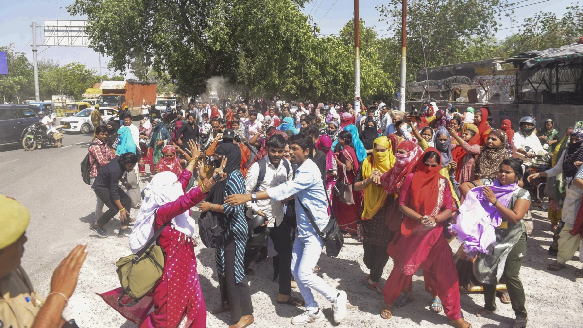 Noida Labour Protest Live: नोएडा में फैशन कंपनी के अंदर घुसे प्रदर्शनकारी, DND फ्लाई ओवर पर भारी ट्रैफिक