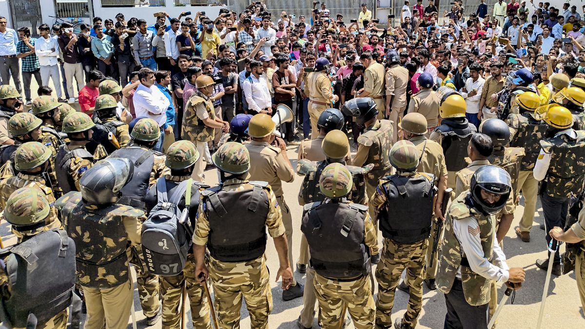 नोएडा में मचे बवाल के बीच पुलिसकर्मियों की सभी छुट्टियां रद्द, जो छुट्टी पर गए थे उन्हें ड्यूटी ज्वाइन करने के आदेश