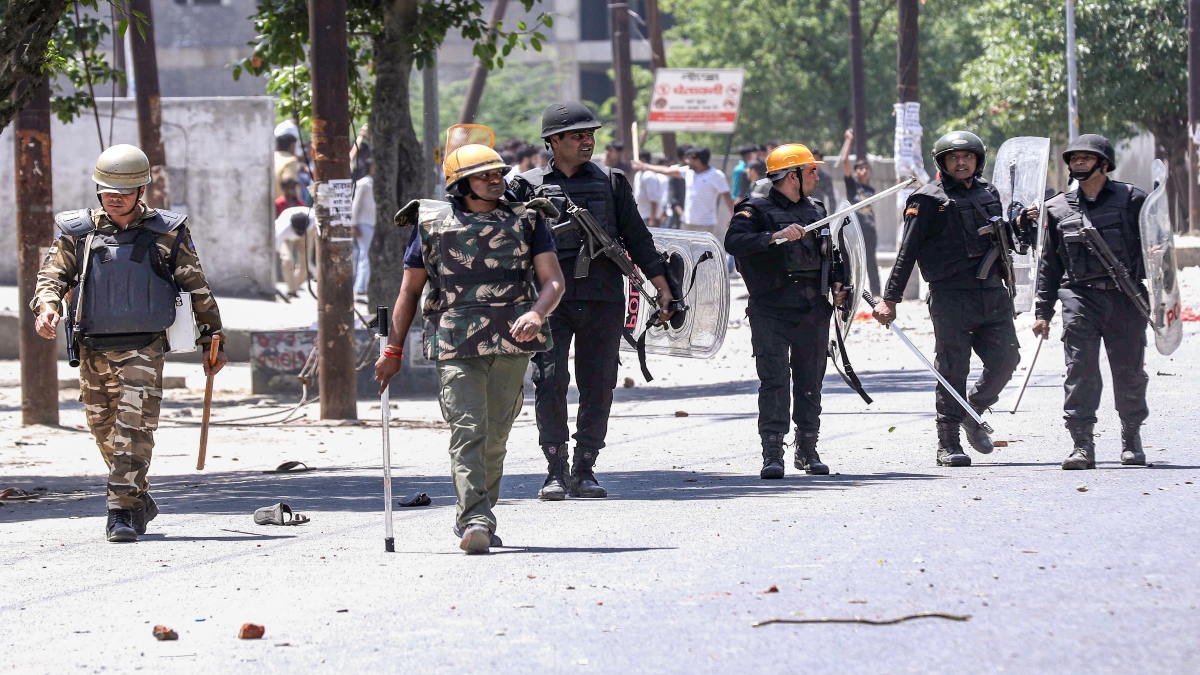 Noida Protest LIVE Updates: नोएडा में आज भी प्रदर्शन जारी, पुलिस की बस पर हमला, NCR में हाई अलर्ट