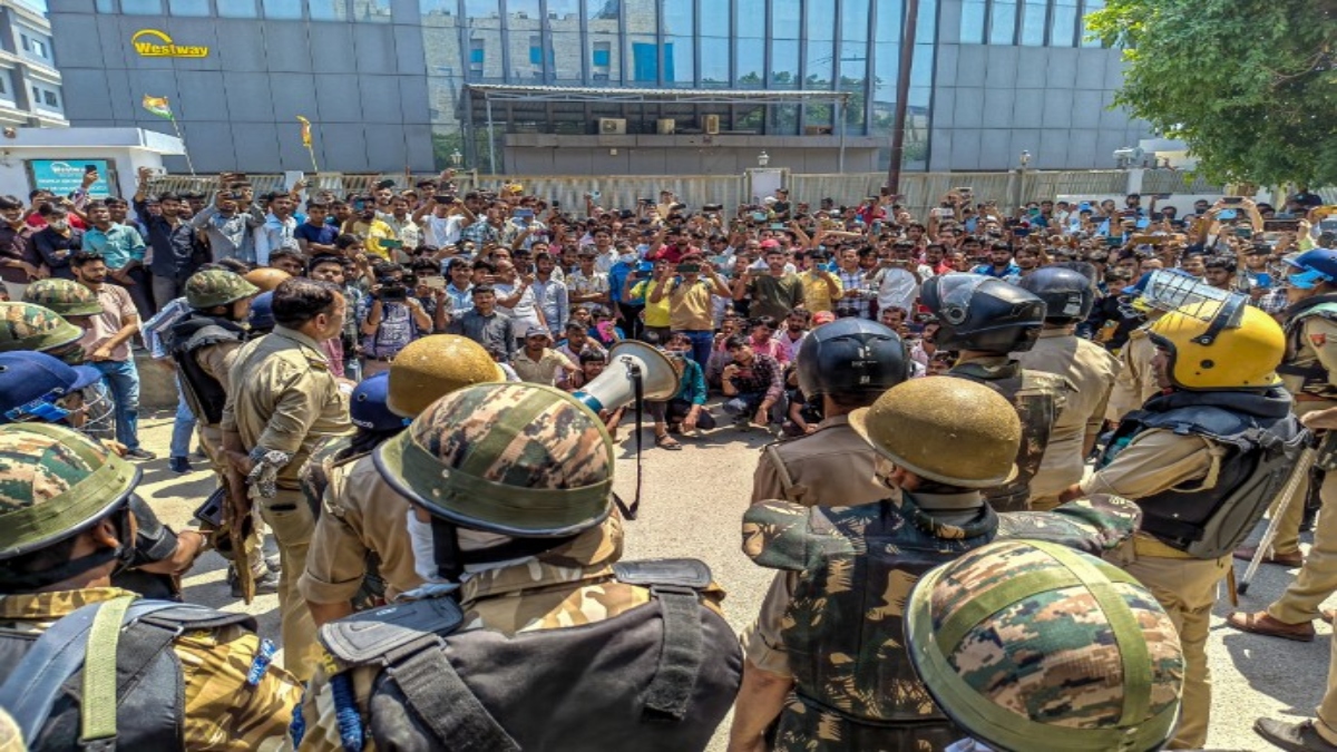 नोएडा हिंसा मामला: जांच में चौंकाने वाला खुलासा, QR कोड के ज़रिए व्हाट्सएप्प ग्रुप में जोड़े गए प्रदर्शनकारी