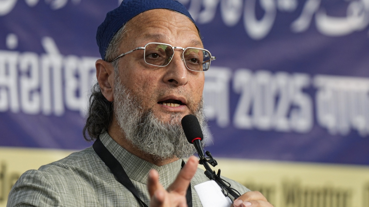 मुर्शिदाबाद की धरती से ओवैसी ने ममता बनर्जी पर साधा निशाना, BJP से पुराने रिश्तों की दिलाई याद