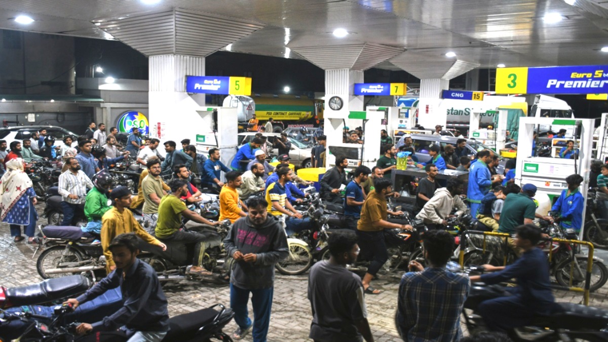 पाकिस्तानियों को राहत! शहबाज शरीफ ने डीजल 135 रुपये और पेट्रोल 12 रुपये सस्ता किया, जानें नया भाव