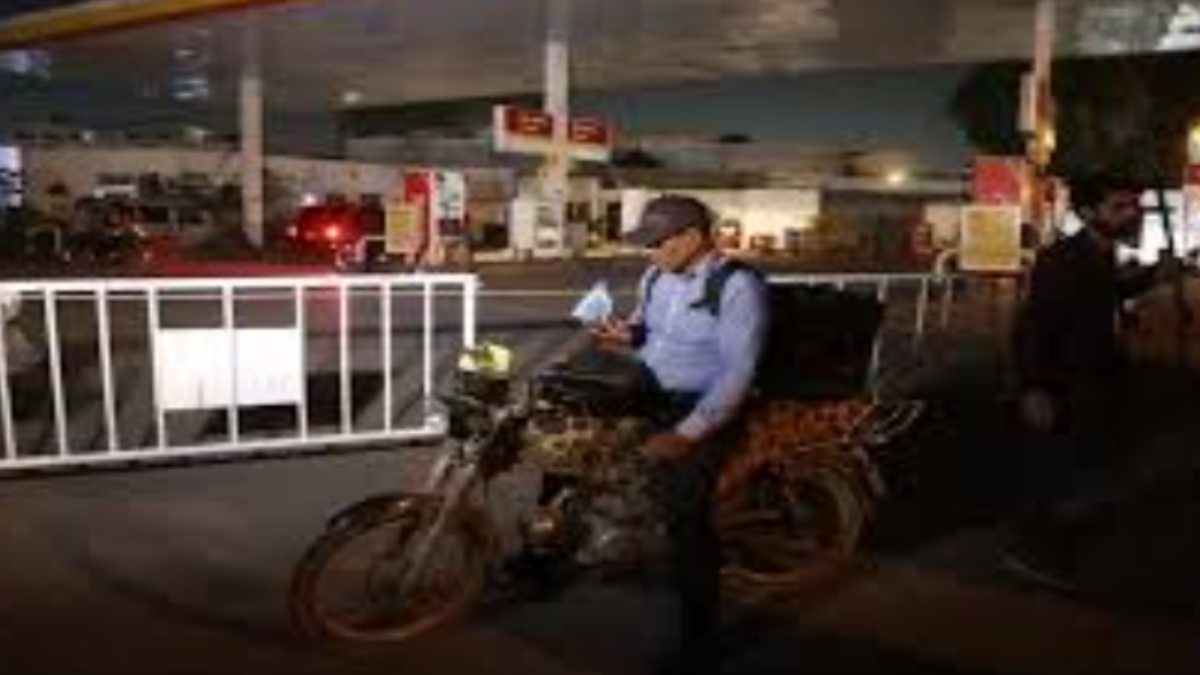 पाकिस्तान में फूटा 'पेट्रोल बम', पेट्रोल के दाम 137 रुपये, डीजल के दामों में 184 रुपये की बढ़ोतरी