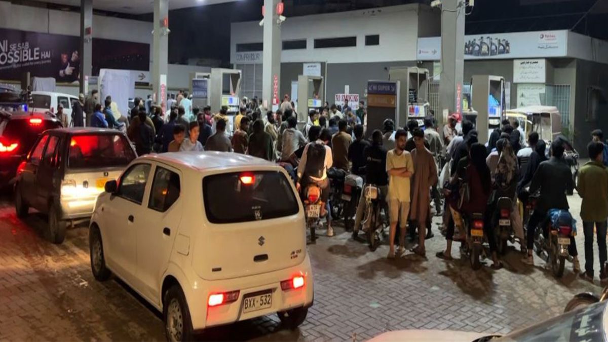 पाकिस्तान में तेल की बढ़ती कीमतों से जनता में भड़का गुस्सा, जानें कहां तक पहुंचे पेट्रोल और डीजल के दाम