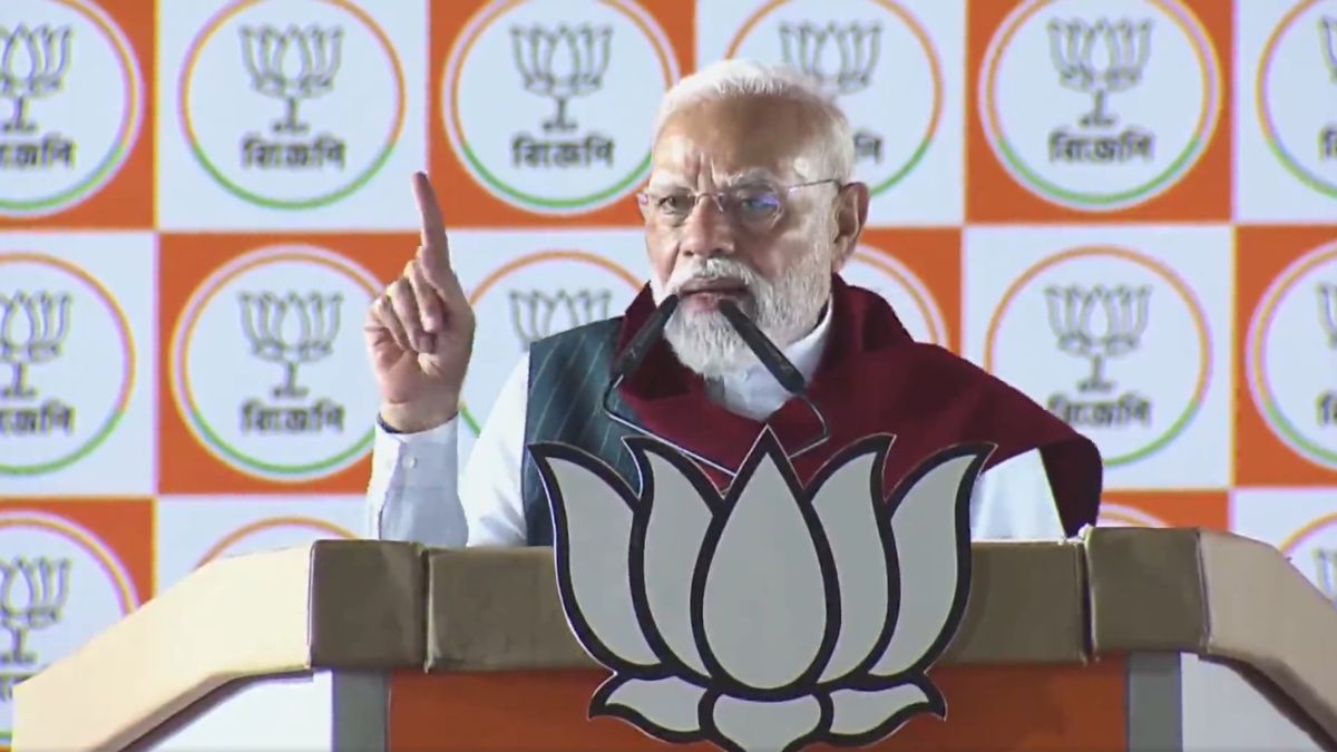 पश्चिम बंगाल: मेदिनीपुर में पीएम मोदी ने कहा- "15 साल में TMC की निर्मम सरकार ने लूट में PHD कर ली"