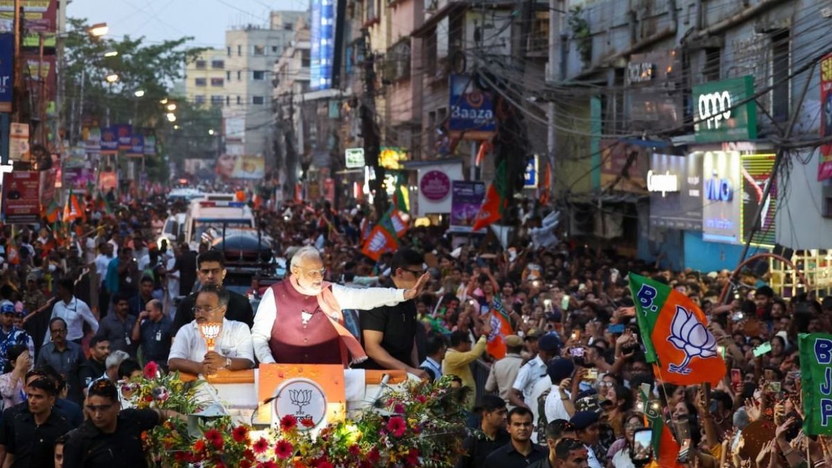 हावड़ा के रोड शो में समर्थकों को भीड़ देख गदगद हुए PM मोदी, शेयर की तस्वीरें