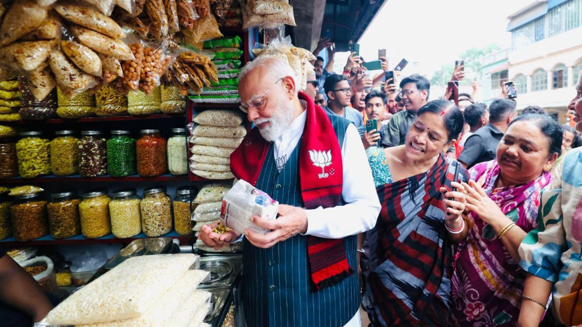 PHOTOS: चार ताबड़तोड़ रैलियों के बिजी शेड्यूल के बीच PM मोदी ने खाई 'झालमुड़ी', देखने को उमड़ी भीड़