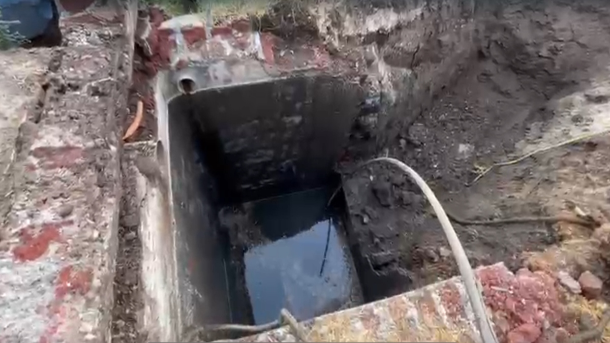 ड्रेनेज टैंक में सफाई के लिए उतरा 1 मजदूर, नहीं लौटा वापस तो 2 गए उसे बचाने, मौके पर तीनों की हो गई मौत-VIDEO