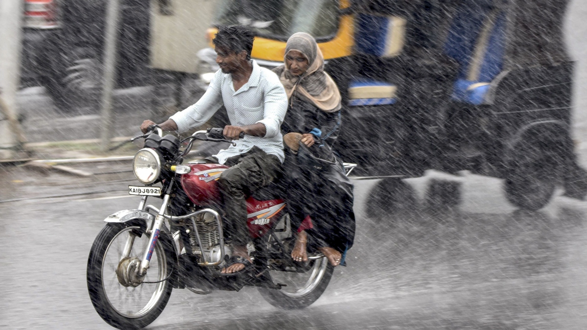 मौसम विभाग ने दी गुड न्यूज, दिल्ली समेत कई राज्यों में अगले 3 दिन तक होगी बारिश, आंधी और तूफान के भी आसार