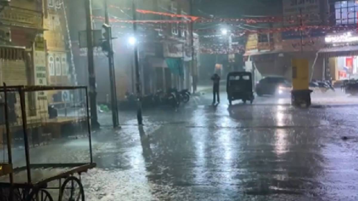 दिल्ली-राजस्थान में बारिश से बदला मौसम, कई राज्यों में ओलावृष्टि का अलर्ट, 60 KM की रफ्तार से चलेंगी हवाएं