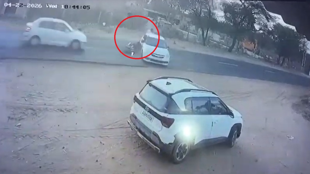 टर्न ले रही कार से टकराई बाइक, संभलते इससे पहले दूसरी कार ने कुचला; CCTV में कैद दर्दनाक हादसा