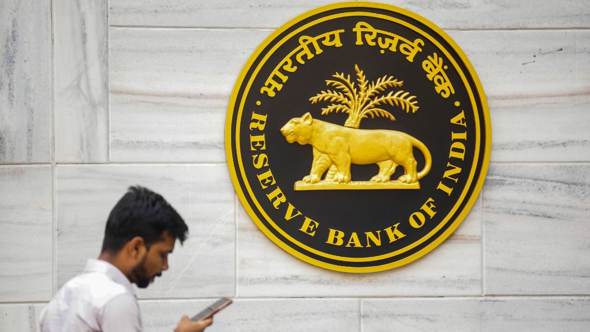 रुपये में जारी गिरावट को रोकने की कोशिश, RBI ने डीलरों के लिए जारी किए निर्देश