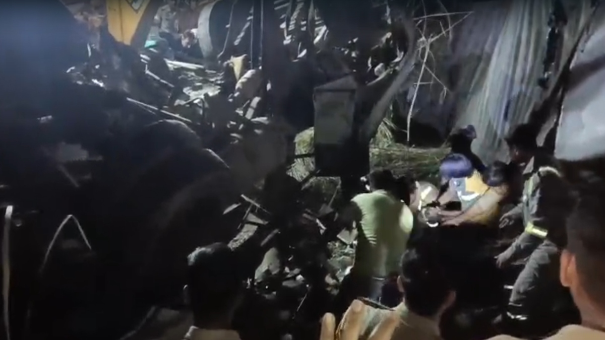 हापुड़ में भीषण सड़क हादसा, बारात से लौट रही बस पर पलटा ट्रक, 6 की मौत और 7 घायल, मंजर देख लोगों की कांपी रूह