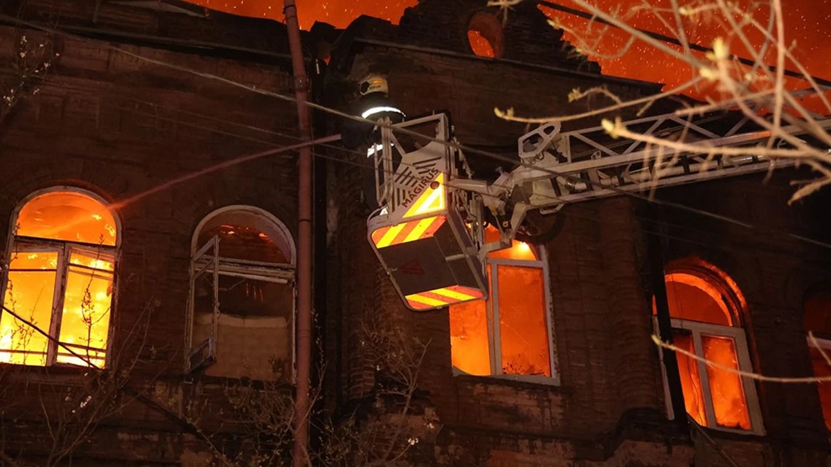 रूस ने यूक्रेन पर सैकड़ों ड्रोन और मिसाइलों से किया हमला, देखें तबाही की तस्वीरें