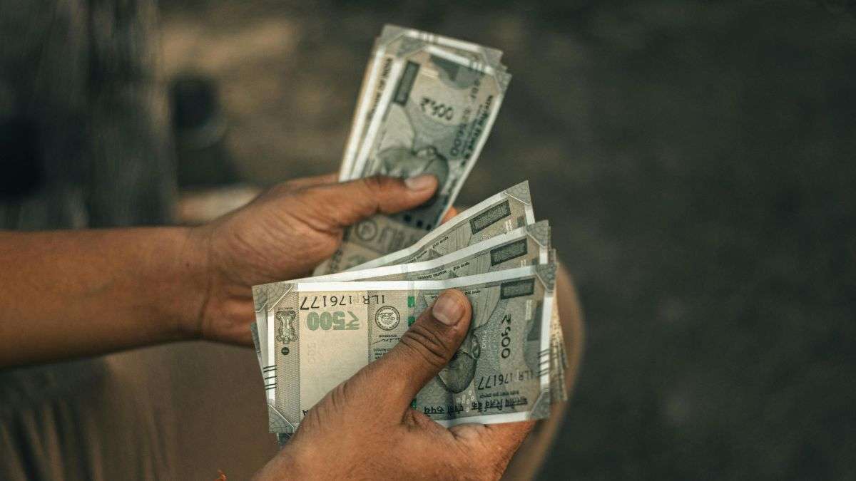 सरकारी कर्मचारियों और पेंशनर्स की बल्ले बल्ले! DA में 2% बढ़ोतरी पर कैबिनेट ने लगाई मुहर, जानें कितना बढ़ेगा वेतन?