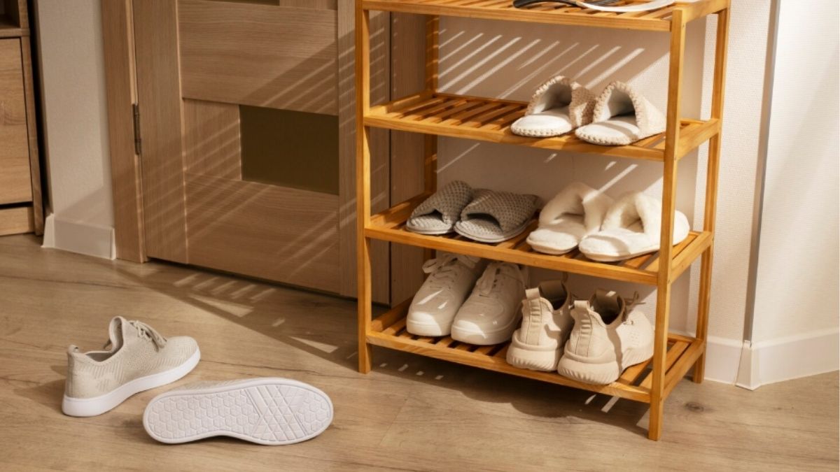 दरवाजे पर लगा जूते-चप्पलों का ढेर बनता है गरीबी का कारण, पैसा और समृद्धि चाहिए तो सुधारें घर के ये 5 वास्तु दोष