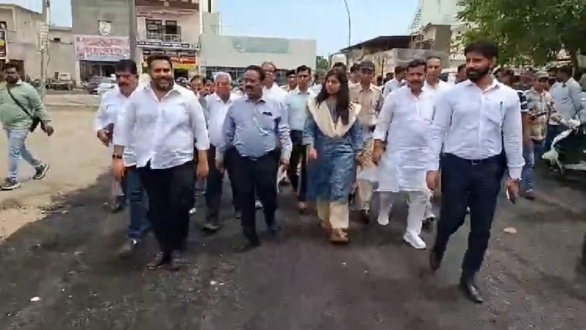 सोनीपत में बिना तारकोल के बनाई सड़क, डिवाडरों से सीमेंट गायब, जांच के लिए पहुंचे हरियाणा के प्रधान सचिव