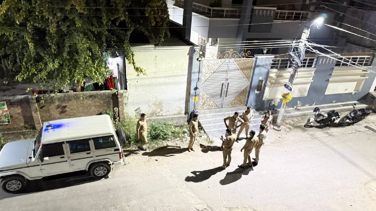 सपा लीडर और नेता प्रतिपक्ष माता प्रसाद पांडेय लखनऊ में हाउस अरेस्ट, पुलिस ने नोएडा जाने से रोका