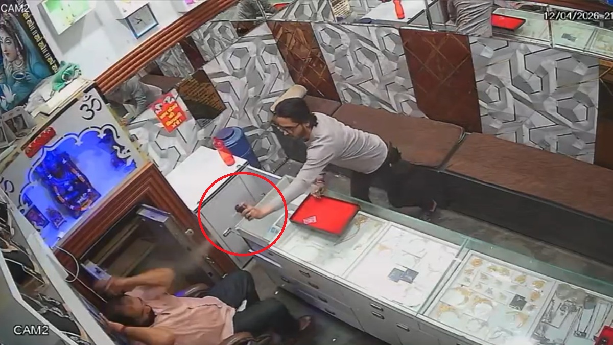 'पत्नी को फोटो भेजनी है' कहकर 5 अंगूठियां पहनीं, फिर ज्वेलर की आंखों में स्प्रे मारकर भागा; VIDEO