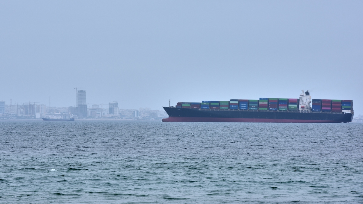 ट्रंप के सीजफायर ऐलान के बावजूद एक्शन में ईरान, हॉर्मुज स्ट्रेट में 3 कार्गो शिप पर किया हमला