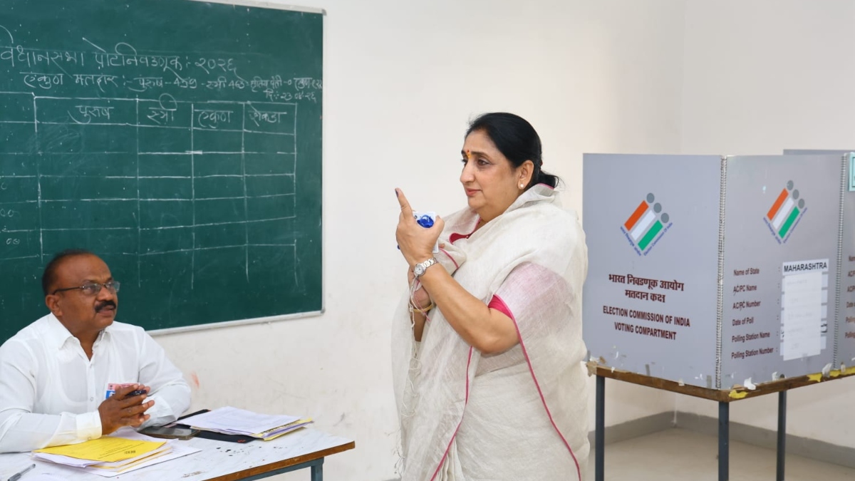 महाराष्ट्र की 2 और गुजरात की एक सीट पर उपचुनाव, बारामती में वोट डालने से पहले अजित के स्मृतिस्थल पहुंचीं सुनेत्रा