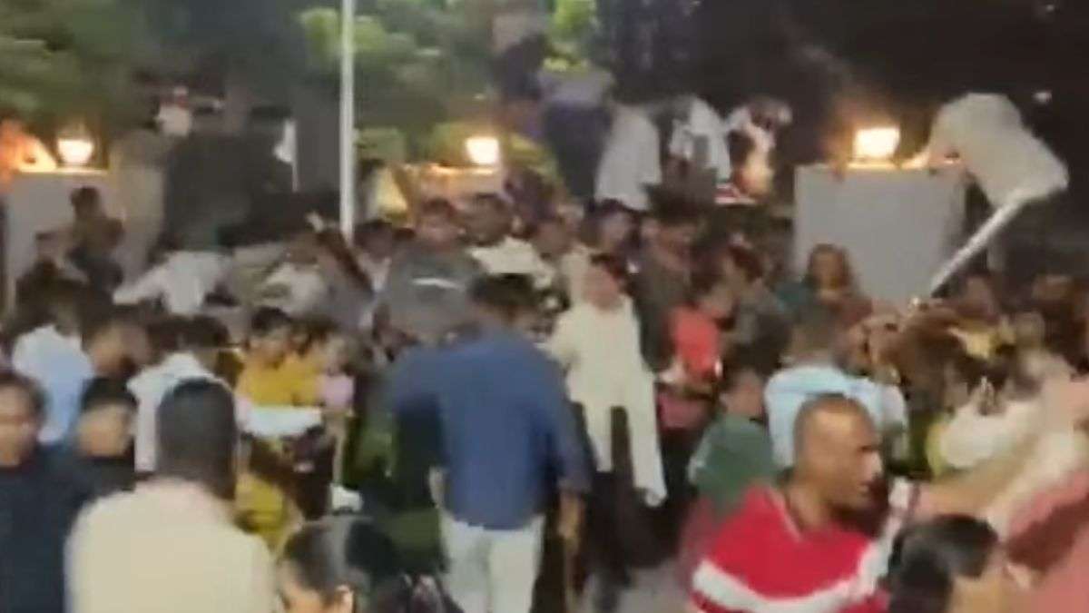 गुजरात के सूरत में बड़ा बवाल! नाबालिग से छेड़खानी के बाद सड़क पर उतरे नाराज लोग; किया हंगामा