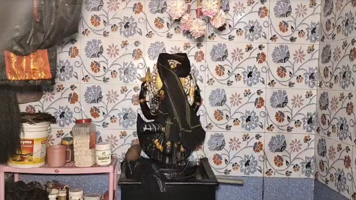 नहीं देखेंगे तो पाप नहीं लगेगा! चोरों ने शनिदेव की आंखों पर बांध दिया काला कपड़ा, फिर चुराए सोने-चांदी के गहने